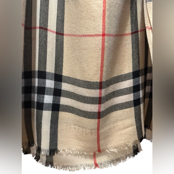 Burberry wide check cashmere scarf - Picture 6 of 7